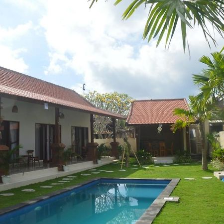 Wiryaroja Guest House Canggu  Ngoại thất bức ảnh